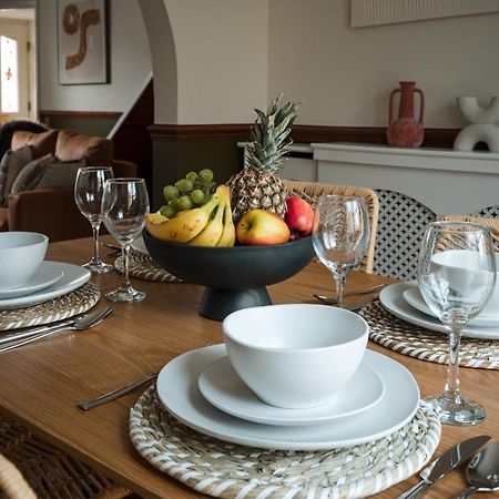 4-Bed Cotswold Getaway With Hot Tub & Gaming Room Churchdown Zewnętrze zdjęcie