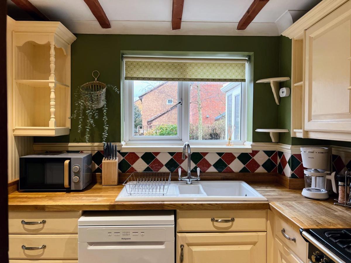 4-Bed Cotswold Getaway With Hot Tub & Gaming Room Churchdown Zewnętrze zdjęcie