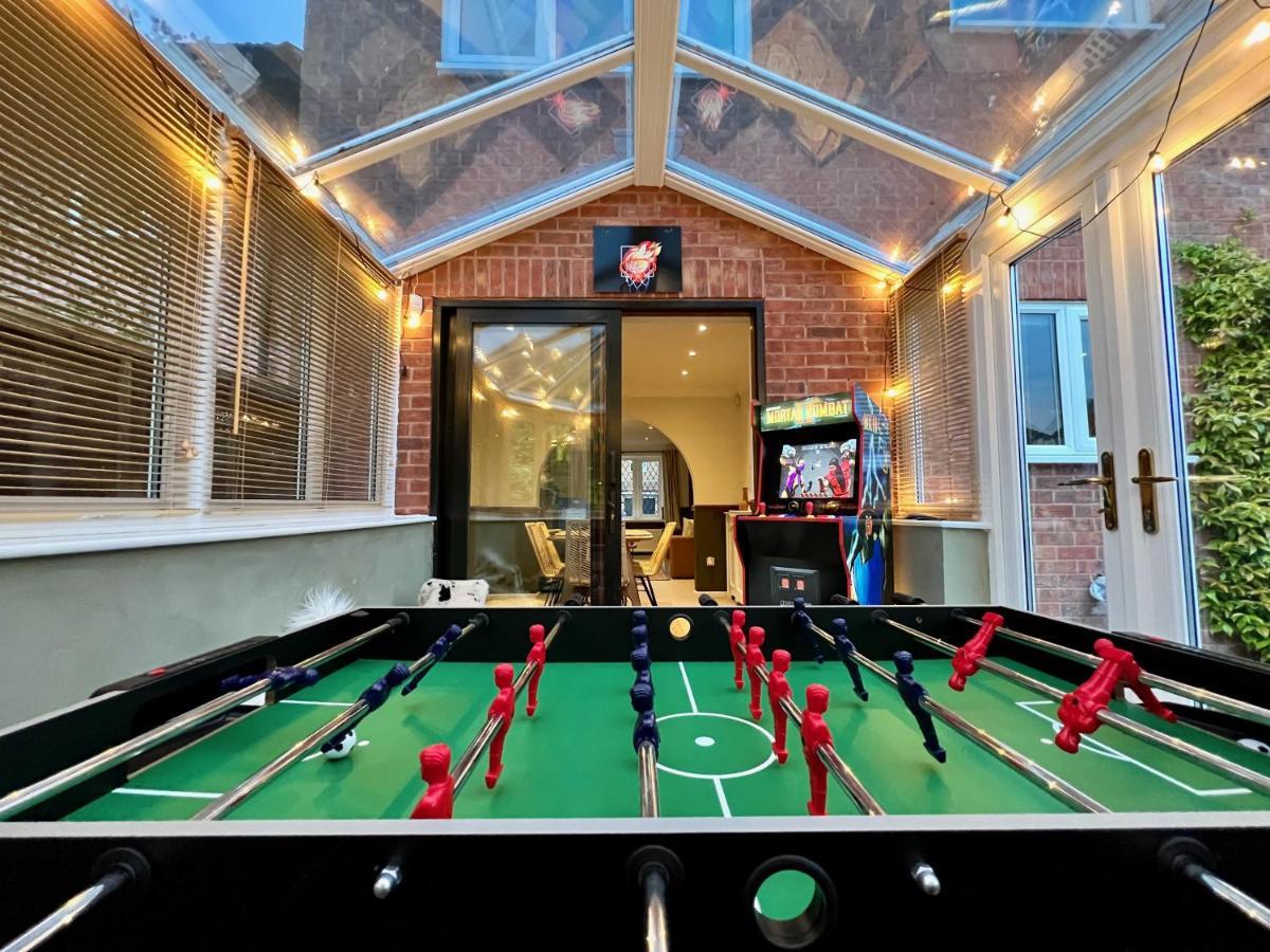 4-Bed Cotswold Getaway With Hot Tub & Gaming Room Churchdown Zewnętrze zdjęcie