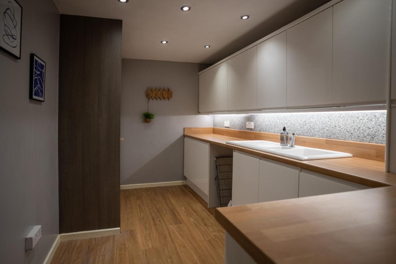 4-Bed Cotswold Getaway With Hot Tub & Gaming Room Churchdown Zewnętrze zdjęcie