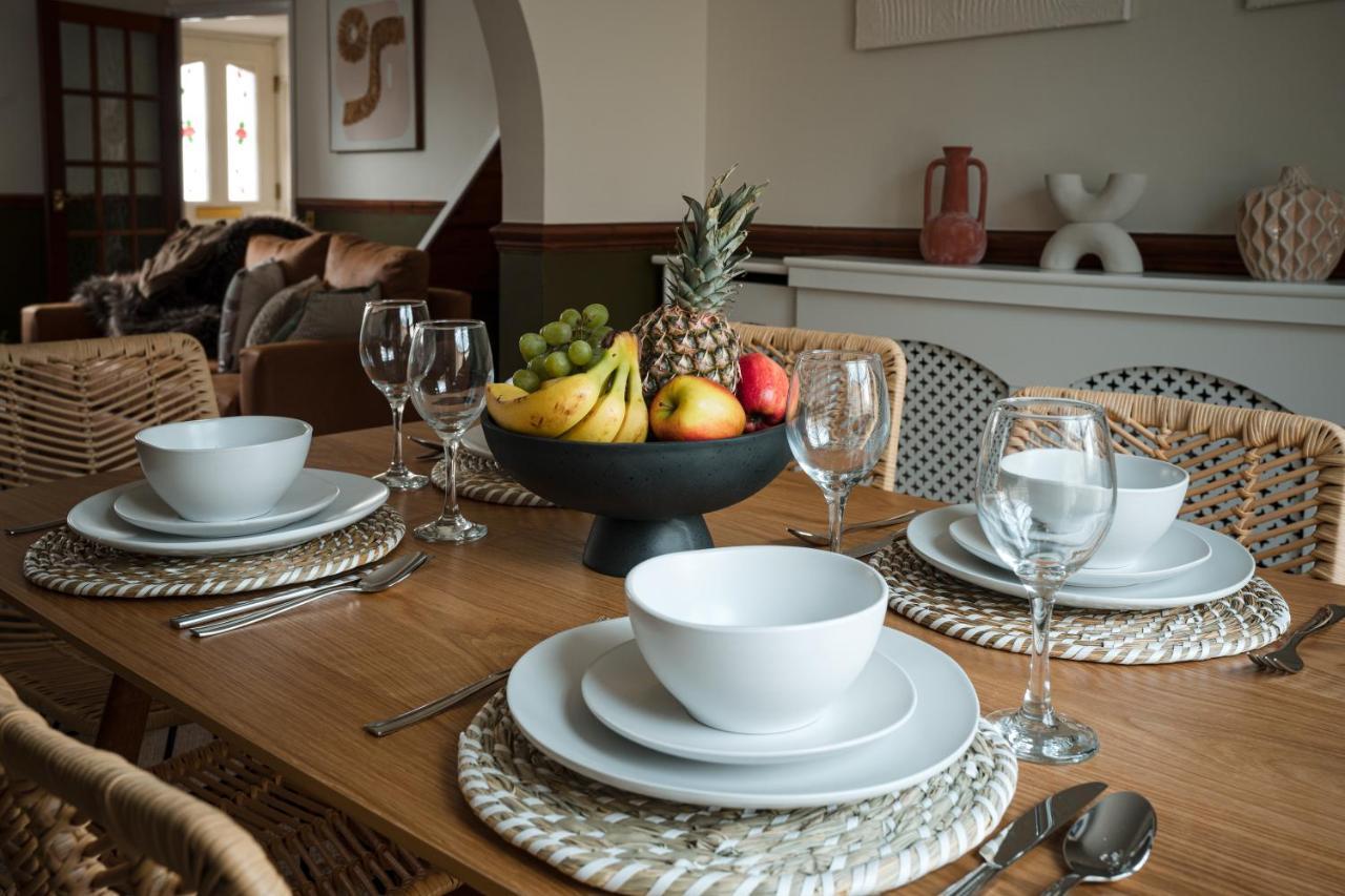 4-Bed Cotswold Getaway With Hot Tub & Gaming Room Churchdown Zewnętrze zdjęcie