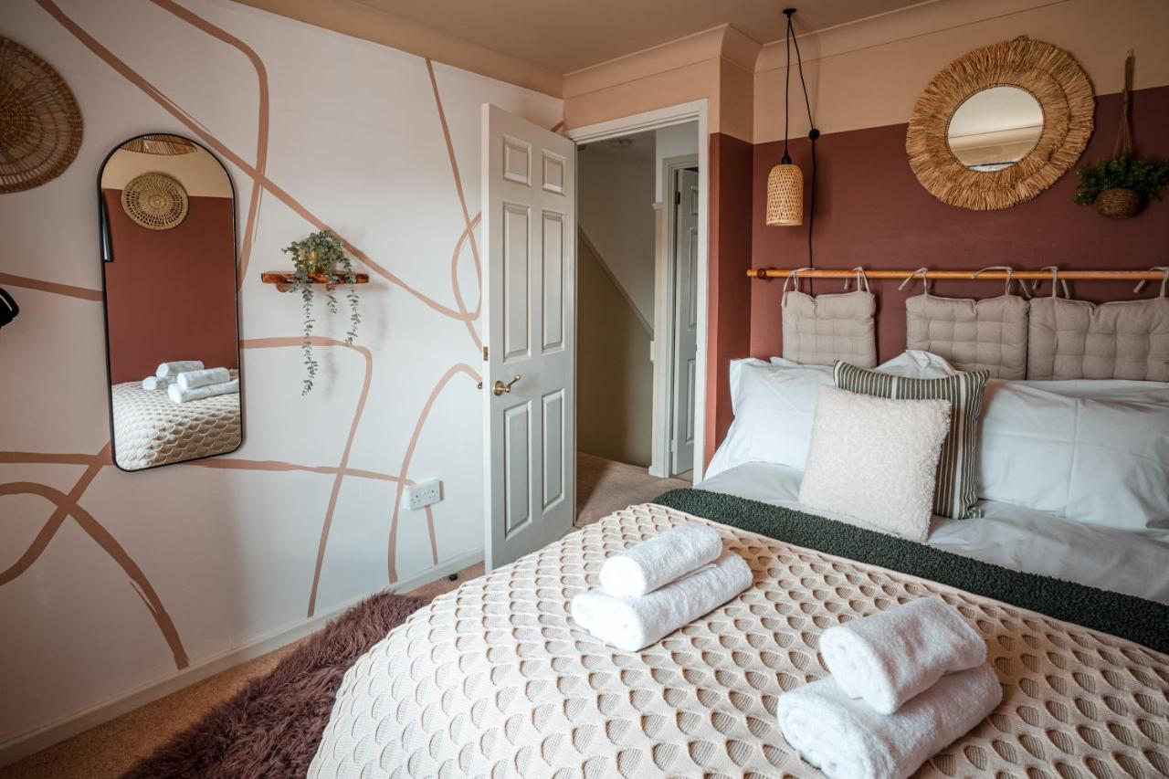 4-Bed Cotswold Getaway With Hot Tub & Gaming Room Churchdown Zewnętrze zdjęcie