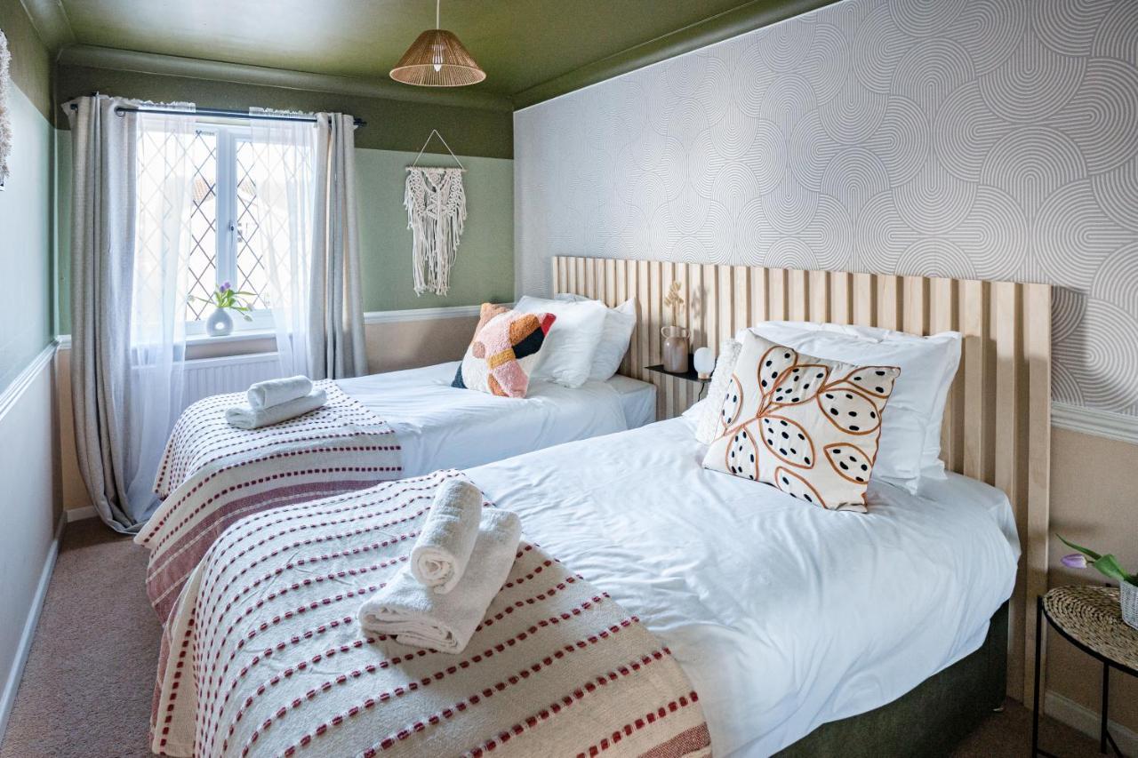 4-Bed Cotswold Getaway With Hot Tub & Gaming Room Churchdown Zewnętrze zdjęcie