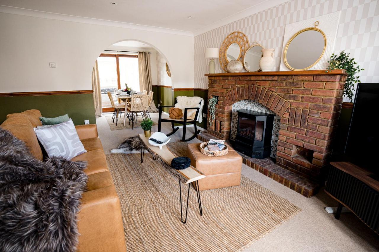 4-Bed Cotswold Getaway With Hot Tub & Gaming Room Churchdown Zewnętrze zdjęcie