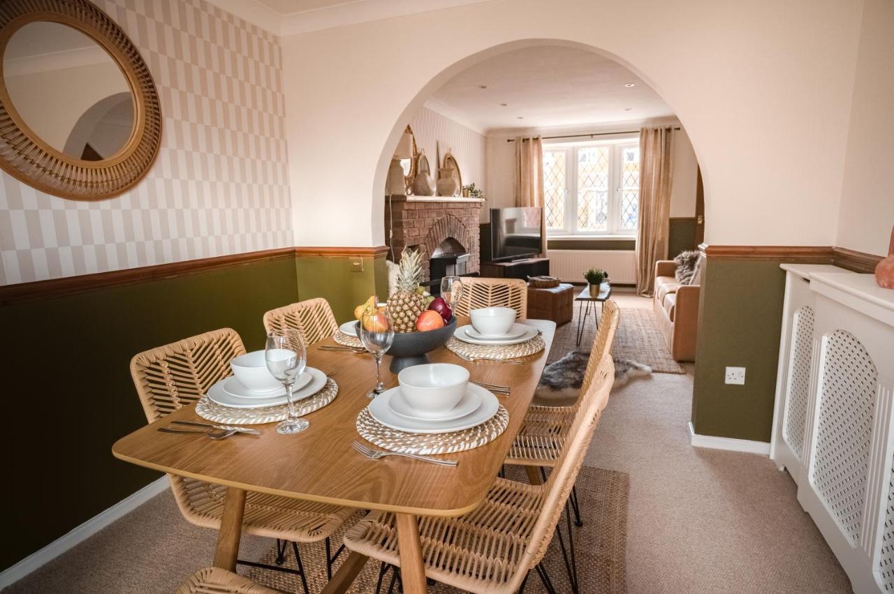 4-Bed Cotswold Getaway With Hot Tub & Gaming Room Churchdown Zewnętrze zdjęcie