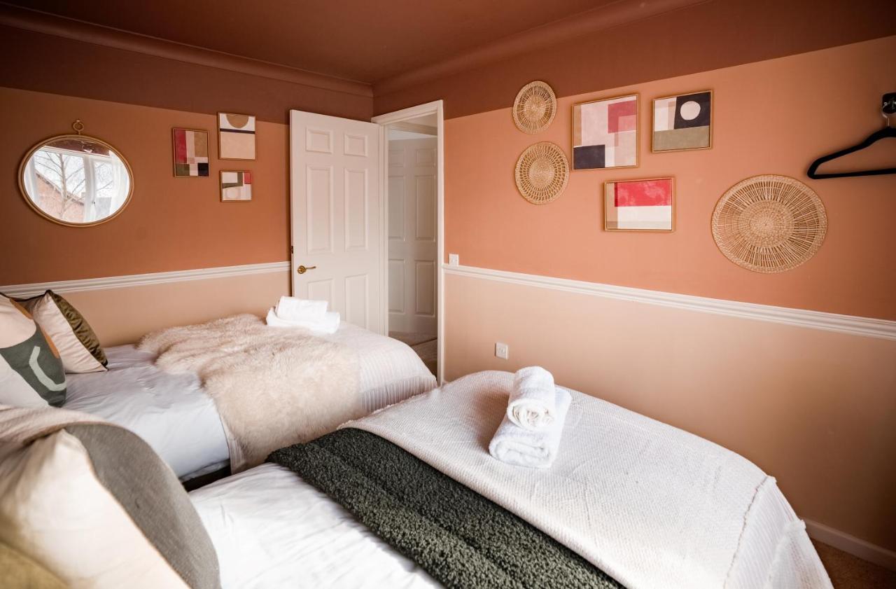 4-Bed Cotswold Getaway With Hot Tub & Gaming Room Churchdown Zewnętrze zdjęcie