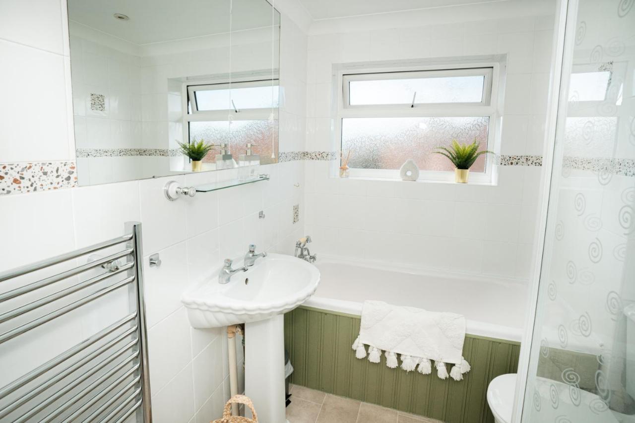 4-Bed Cotswold Getaway With Hot Tub & Gaming Room Churchdown Zewnętrze zdjęcie