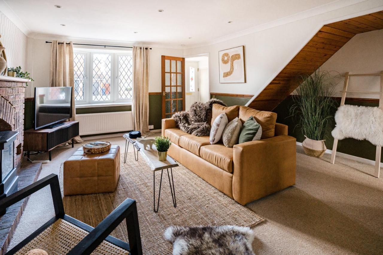 4-Bed Cotswold Getaway With Hot Tub & Gaming Room Churchdown Zewnętrze zdjęcie