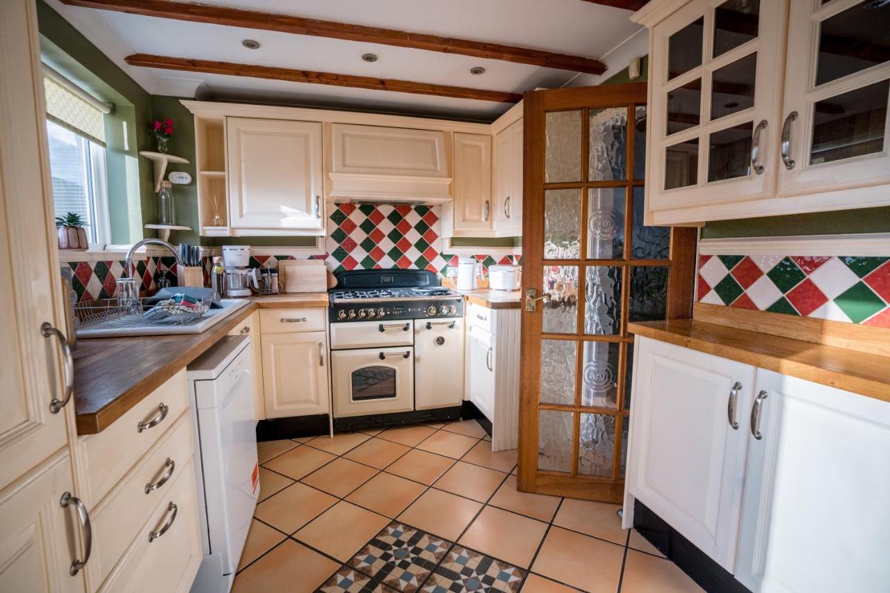 4-Bed Cotswold Getaway With Hot Tub & Gaming Room Churchdown Zewnętrze zdjęcie