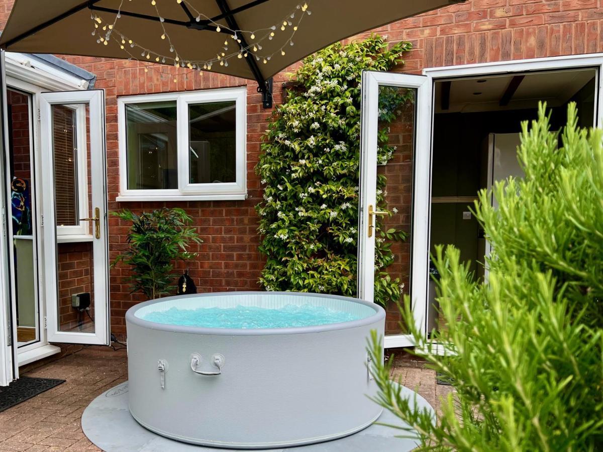 4-Bed Cotswold Getaway With Hot Tub & Gaming Room Churchdown Zewnętrze zdjęcie
