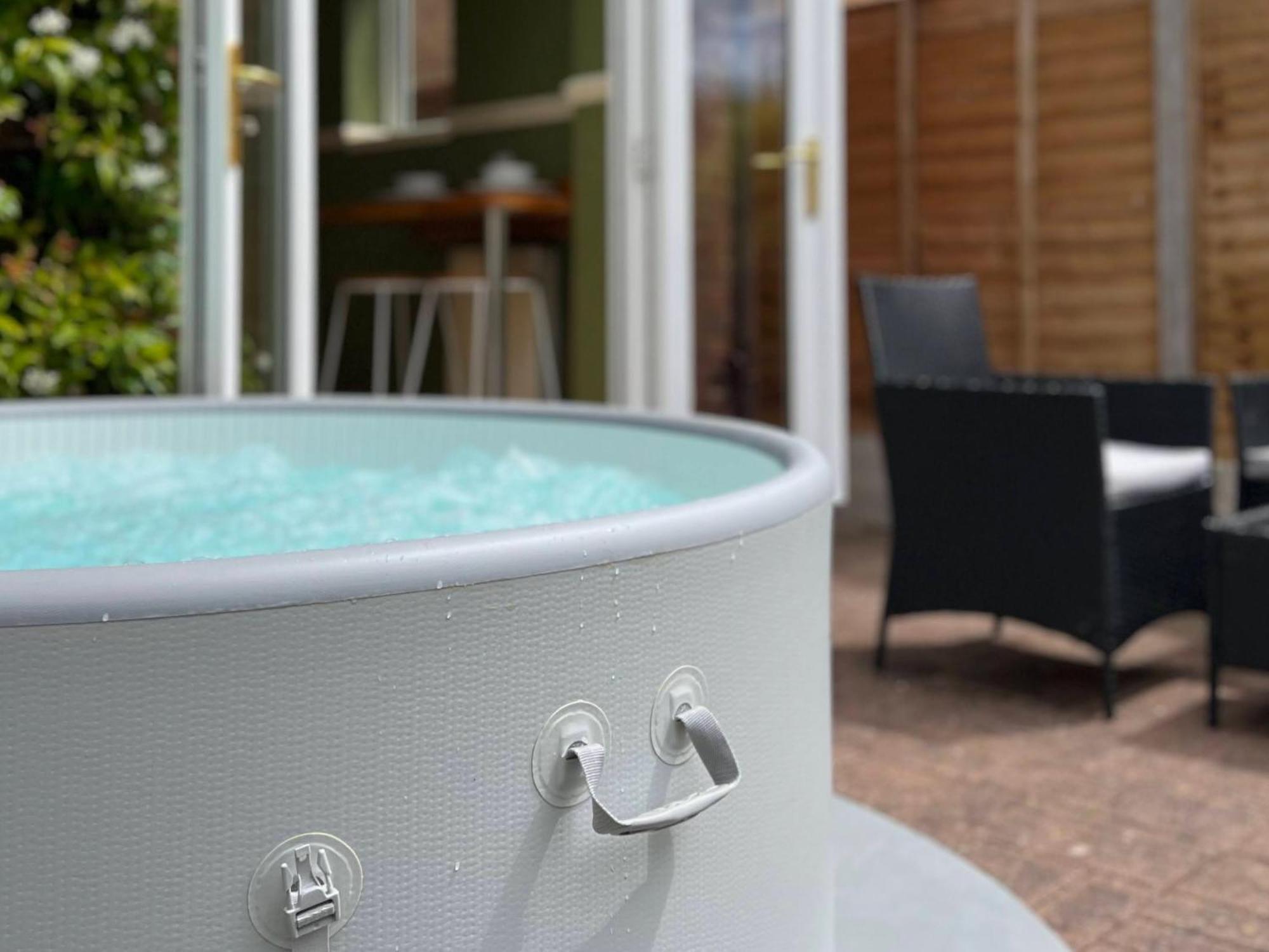 4-Bed Cotswold Getaway With Hot Tub & Gaming Room Churchdown Zewnętrze zdjęcie